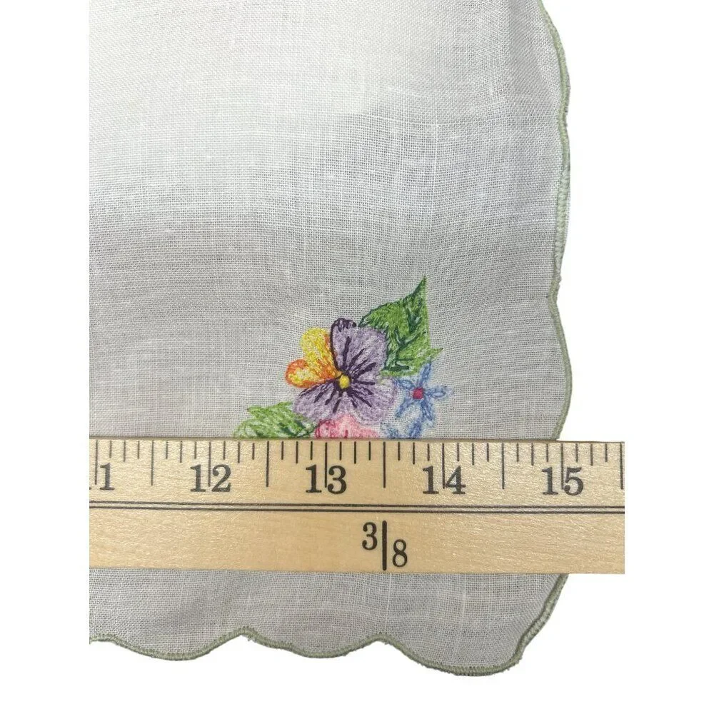 Set Of 4 Embroidered Floral Linen Napkins With Scalloped Edges 55% Ramie 45% Cot